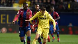 Суббота. Вильярреал. "Вильярреал" - "Леванте" - 2:1. Денис ЧЕРЫШЕВ (справа).