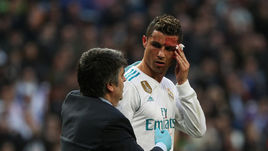 Воскресенье. Мадрид. "Реал" - "Депортиво" - 7:1. КРИШТИАНУ РОНАЛДУ оформил дубль и получил в атаке от соперника ногой по голове.