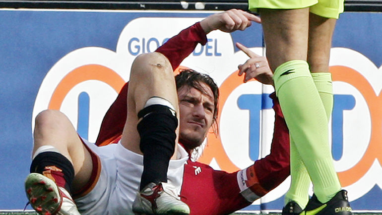 Травма Франческо ТОТТИ. Фото AFP Травма Франческо ТОТТИ. Фото AFP