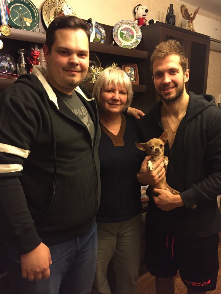 Светлана КУЧЕРОВА и два ее сына - Денис и Никита - в домашней обстановке. Светлана КУЧЕРОВА и два ее сына - Денис и Никита - в домашней обстановке.