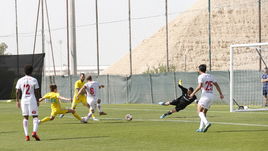 Сегодня. Дубай. "Спартак" - "Астана" 2:3. Капитан красно-белых Денис ГЛУШАКОВ (№ 8) упускает голевой момент в начале встречи.