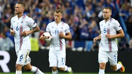 3 июля 2016 года. Сен-Дени. Франция - Исландия - 5:2. Исландцы Рагнар СИГУРДССОН (№ 6) и Сверрир ИНГАСОН (№ 5) теперь будут вместе выступать за "Ростов".