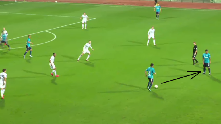 Краневиттер дает мяч Паредесу, после чего Леандро делает обостряющую передачу в штрафную. Краневиттер дает мяч Паредесу, после чего Леандро делает обостряющую передачу в штрафную.