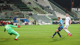 Понедельник. Дубай. "Зенит" – "Копенгаген" – 5:0. Андрей ПАНЮКОВ (в центре) забивает гол.