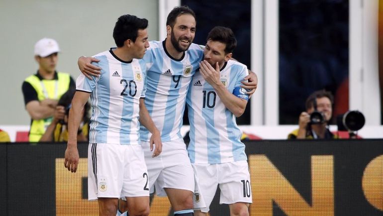 Нико ГАЙТАН, Гонсало ИГУАИН, Лионель МЕССИ. Фото www.mundodeportivo.com Нико ГАЙТАН, Гонсало ИГУАИН, Лионель МЕССИ. Фото www.mundodeportivo.com