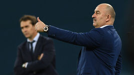 Главный тренер сборной России Станислав ЧЕРЧЕСОВ.