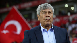 Главный тренер сборной Турции Мирча ЛУЧЕСКУ.