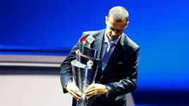 Президент УЕФА Александар ЧЕФЕРИН с трофеем за победу в Лиге наций.