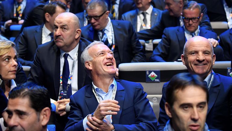 Главный тренер сборной России Станислав ЧЕРЧЕСОВ и наставник сборной Франции Дидье ДЕШАМ. Фото AFP Главный тренер сборной России Станислав ЧЕРЧЕСОВ и наставник сборной Франции Дидье ДЕШАМ. Фото AFP