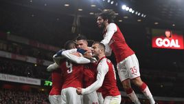 Игроки "Арсенала" празднуют забитый мяч.