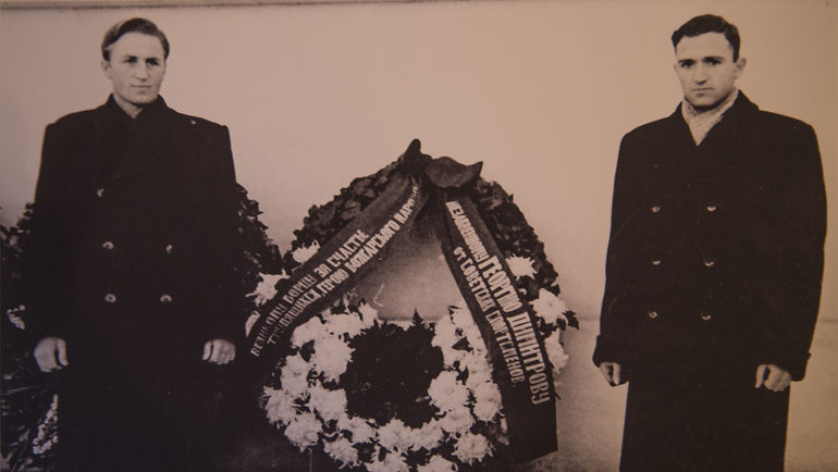 50-е годы. Алексей ПАРАМОНОВ и Никита СИМОНЯН у памятника Георгию Димитрову в Болгарии. Фото из архива Алексея ПАРАМОНОВА 50-е годы. Алексей ПАРАМОНОВ и Никита СИМОНЯН у памятника Георгию Димитрову в Болгарии. Фото из архива Алексея ПАРАМОНОВА