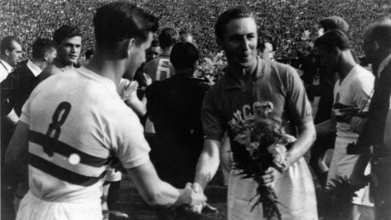 Мельбурн-1956. Алексей ПАРАМОНОВ (справа) и Шандор КОЧИШ перед матчем СССР - Венгрия. Фото из личного архива Алексея ПАРАМОНОВА Мельбурн-1956. Алексей ПАРАМОНОВ (справа) и Шандор КОЧИШ перед матчем СССР - Венгрия. Фото из личного архива Алексея ПАРАМОНОВА