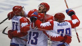 Павел ДАЦЮК (№13) и Илья КОВАЛЬЧУК (слева) поведут сборную России к победе на Играх-2018, тогда как Александр РАДУЛОВ (в центре) вместе с другими энхаэловцами продолжит регулярный сезон в Северной Америке, а для ветерана Андрея МАРКОВА Олимпиада в Сочи стала последней в карьере.