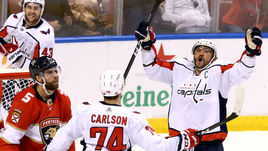 Четверг. Санрайз. "Флорида" - "Вашингтон" - 2:4. Александр ОВЕЧКИН (справа) отдал 500-ю голевую передачу в регулярных чемпионатах НХЛ.