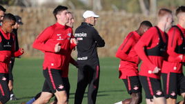 Пятница. Марбелья. Тренировка "Спартака". Главный тренер красно-белых Массимо КАРРЕРА (в центре).