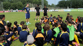 Денис ЧЕРЫШЕВ и юные футболисты.