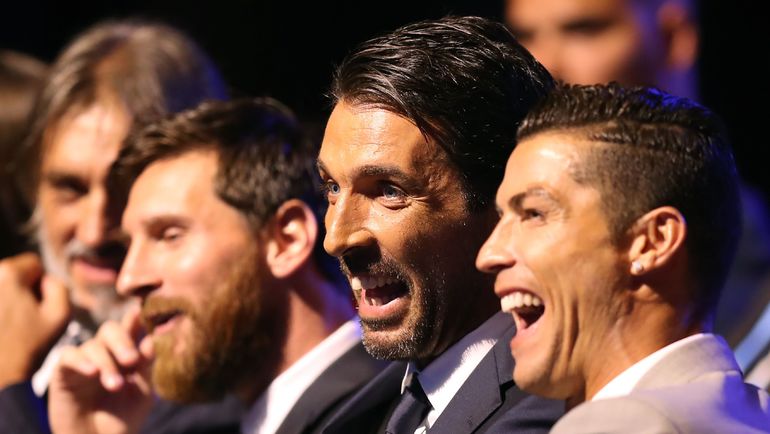 КРИШТИАНУ РОНАЛДУ (справа), Джанлуиджи БУФФОН (в центре) и Лионель МЕССИ. Фото AFP КРИШТИАНУ РОНАЛДУ (справа), Джанлуиджи БУФФОН (в центре) и Лионель МЕССИ. Фото AFP