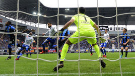 Сегодня. Гент. "Гент" - "Брюгге" - 2:0. Российский вратарь гостей Владимир ГАБУЛОВ в третий раз пропустил два мяча.