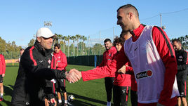 Суббота. Марбелья. Главный тренер "Спартака" Массимо КАРРЕРА и приветствует новичка красно-белых Николу МАКСИМОВИЧА.