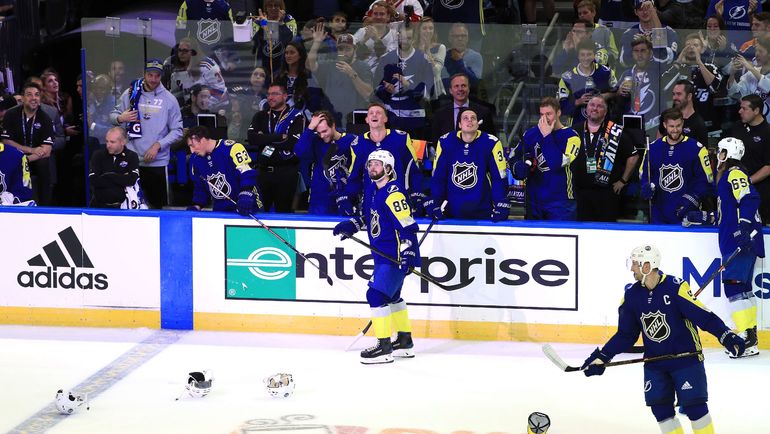 Воскресенье. Тампа. Кепки на льду Amalie Arena в честь хет-трика Никиты КУЧЕРОВА (№86. Фото AFP Воскресенье. Тампа. Кепки на льду Amalie Arena в честь хет-трика Никиты КУЧЕРОВА (№86. Фото AFP