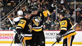 Вторник. Питтсбург. "Питтсбург" - "Сан-Хосе" - 5:2. Партнеры поздравляют Евгения МАЛКИНА (№71) с голом.