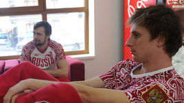 Сергей ЧУДИНОВ (справа).