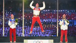 Александр ЛЕГКОВ (в центре) и Максим ВЫЛЕГЖАНИН (слева) вернули свои награды.