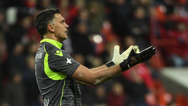 Среда. Льеж. "Стандард" - "Брюгге" - 4:1. Вратарь гостей Владимир ГАБУЛОВ.