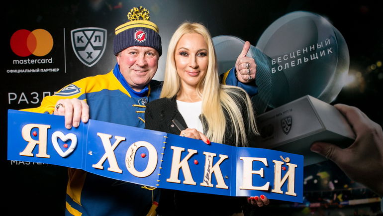 Лера КУДРЯВЦЕВА (справа) с Бесценным Болельщиком. Лера КУДРЯВЦЕВА (справа) с Бесценным Болельщиком.