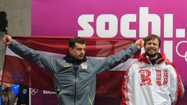 Мартин ДУКУРС (слева) и Александр ТРЕТЬЯКОВ: серебряный призер Сочи-2014 из Латвии по решению CAS не получит отобранный МОК титул чемпиона.