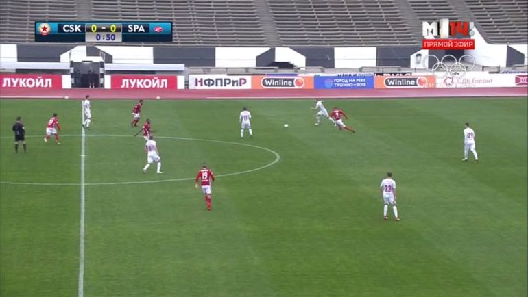 Уже на 1-й минуте Максимович далеко отпустил от себя мяч, позволив Каранге отнять его. Уже на 1-й минуте Максимович далеко отпустил от себя мяч, позволив Каранге отнять его.