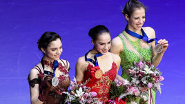 20 января. Москва. Одни из главных надежд России в Пхенчхане - Евгения МЕДВЕДЕВА (слева) и Алина ЗАГИТОВА (в центре).