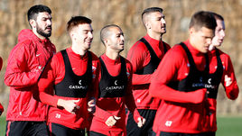 Сегодня. Марбелья. Новичок "Спартак" Софьян ХАННИ (в центре) провел первую тренировку в составе красно-белых.