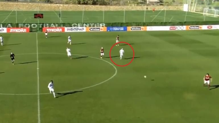 Ханни начал игру в центре, сперва выдвигался вперед. Ханни начал игру в центре, сперва выдвигался вперед.