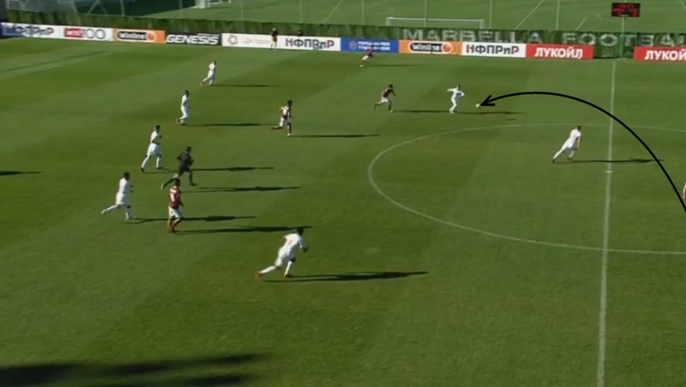 Ханни перехватывает передачу Маскерано. Ханни перехватывает передачу Маскерано.