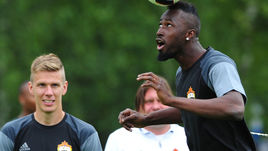 Понтус ВЕРНБЛУМ и Ласина ТРАОРЕ.