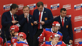 Воскресенье. Москва. Россия - "Спартак" - 2:1 ОТ. Олег ЗНАРОК и его ассистенты на скамейке сборной.