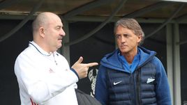 Сегодня. Анталья. "Зенит" - "Слован" - 0:0. Главный тренер сборной России Станислав ЧЕРЧЕСОВ и Роберто МАНЧИНИ.