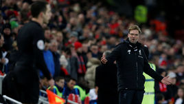 Воскресенье. Ливерпуль. "Ливерпуль" – "Тоттенхэм" – 2:2. У Юргена КЛОППА были вопросы к арбитрам, но после игры он не позволил своим футболистам атаковать бригаду рефери. А что он сам сказал судьям, осталось загадкой.