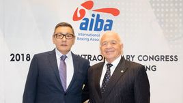 Гафур РАХИМОВ (слева) стал исполняющим обязанности президента AIBA.