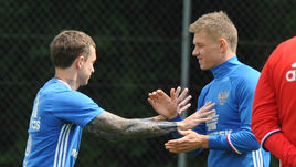 Олег ШАТОВ (справа) может вытеснить Павла МАМАЕВА из состава "Краснодара".