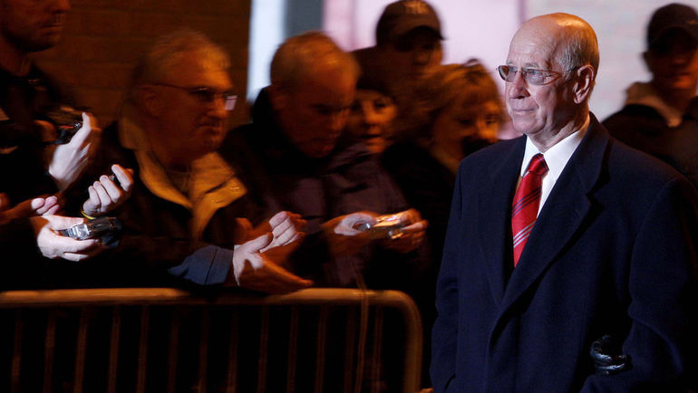 Сэр Бобби ЧАРЛЬТОН на церемонии в память о 50-й годовщине трагедии. Фото AFP Сэр Бобби ЧАРЛЬТОН на церемонии в память о 50-й годовщине трагедии. Фото AFP