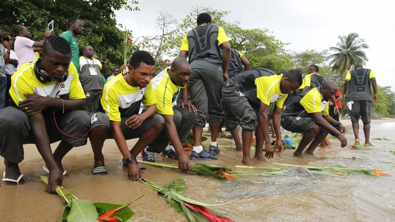 2012 год. Игроки сборной Замбии вспоминают жертв трагедии 1993 года. Фото AFP 2012 год. Игроки сборной Замбии вспоминают жертв трагедии 1993 года. Фото AFP