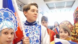 Сборную России по хоккею встречали в Корее с флагами, гимном и "Катюшей".