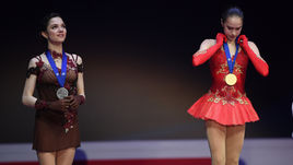 Евгения МЕДВЕДЕВА (слева) и Алина ЗАГИТОВА с медалями чемпионата Европы.