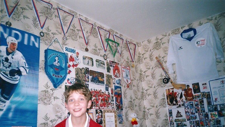 Вся стена в детской комнате Никиты КУЧЕРОВА была обклеена хоккейными постерами и вымпелами. Фото из архива семьи Кучеровых Вся стена в детской комнате Никиты КУЧЕРОВА была обклеена хоккейными постерами и вымпелами. Фото из архива семьи Кучеровых