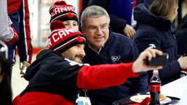 Представители сборной Канады делают селфи с главой МОК Томасом БАХОМ (справа).