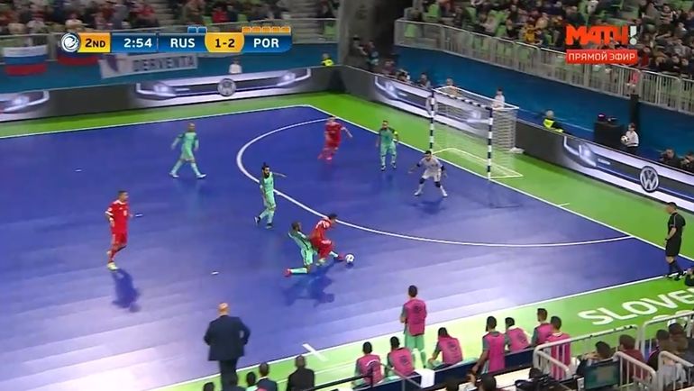 Спорный момент в матче Россия - Португалия. Спорный момент в матче Россия - Португалия.