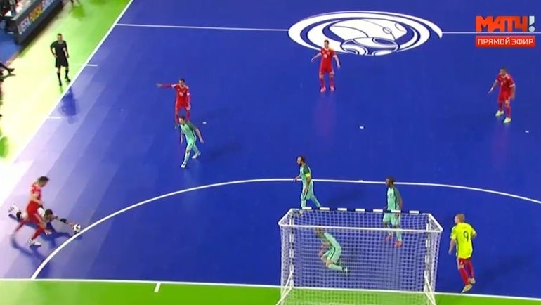Спорный момент в матче Россия - Португалия. Спорный момент в матче Россия - Португалия.