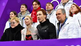 Сегодня. Пхенчхан. Евгения ТАРАСОВА (вторая слева в нижнем ряду) и Владимир МОРОЗОВ (второй справа в нижнем ряду).